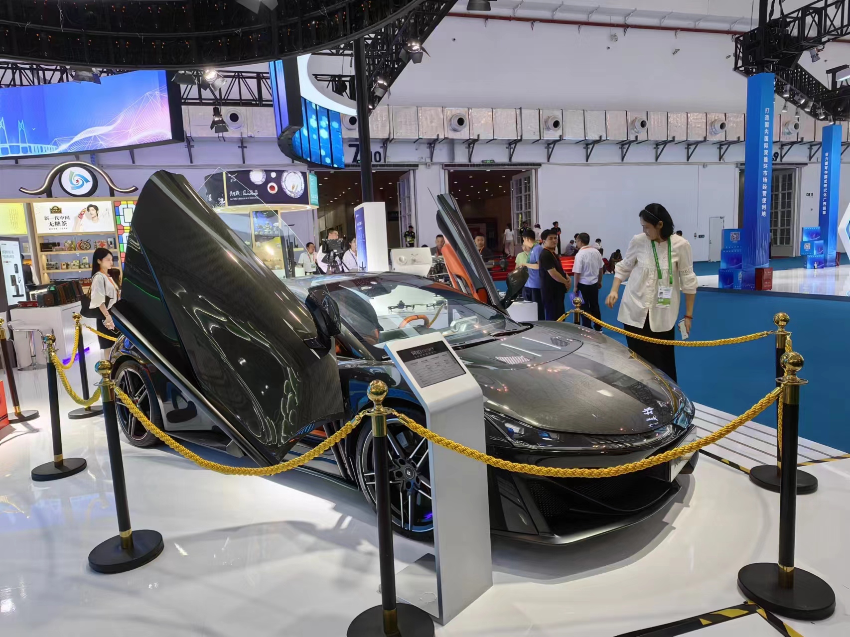 第四届中国国际消费品博览会现场，新能源汽车展示是一大亮点。人民网记者 杨迪摄