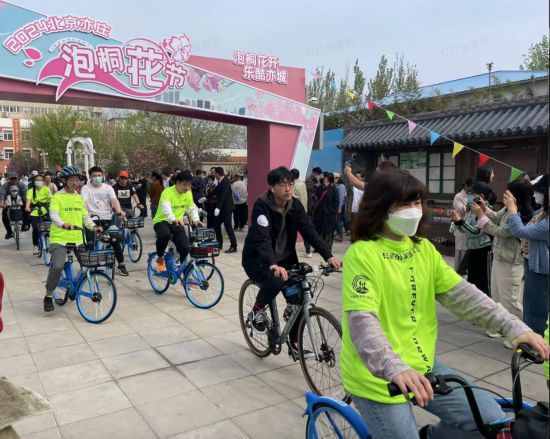 世纪平台：共享单车车篮里开出鲜花 北京亦庄迎来泡桐花盛宴